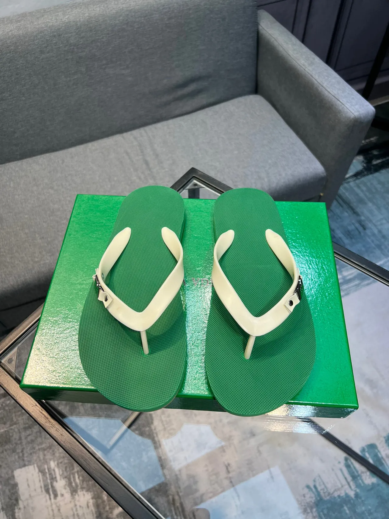 Bottega Veneta Vert Beige Sandales Minimalistes à Bride Thong 2