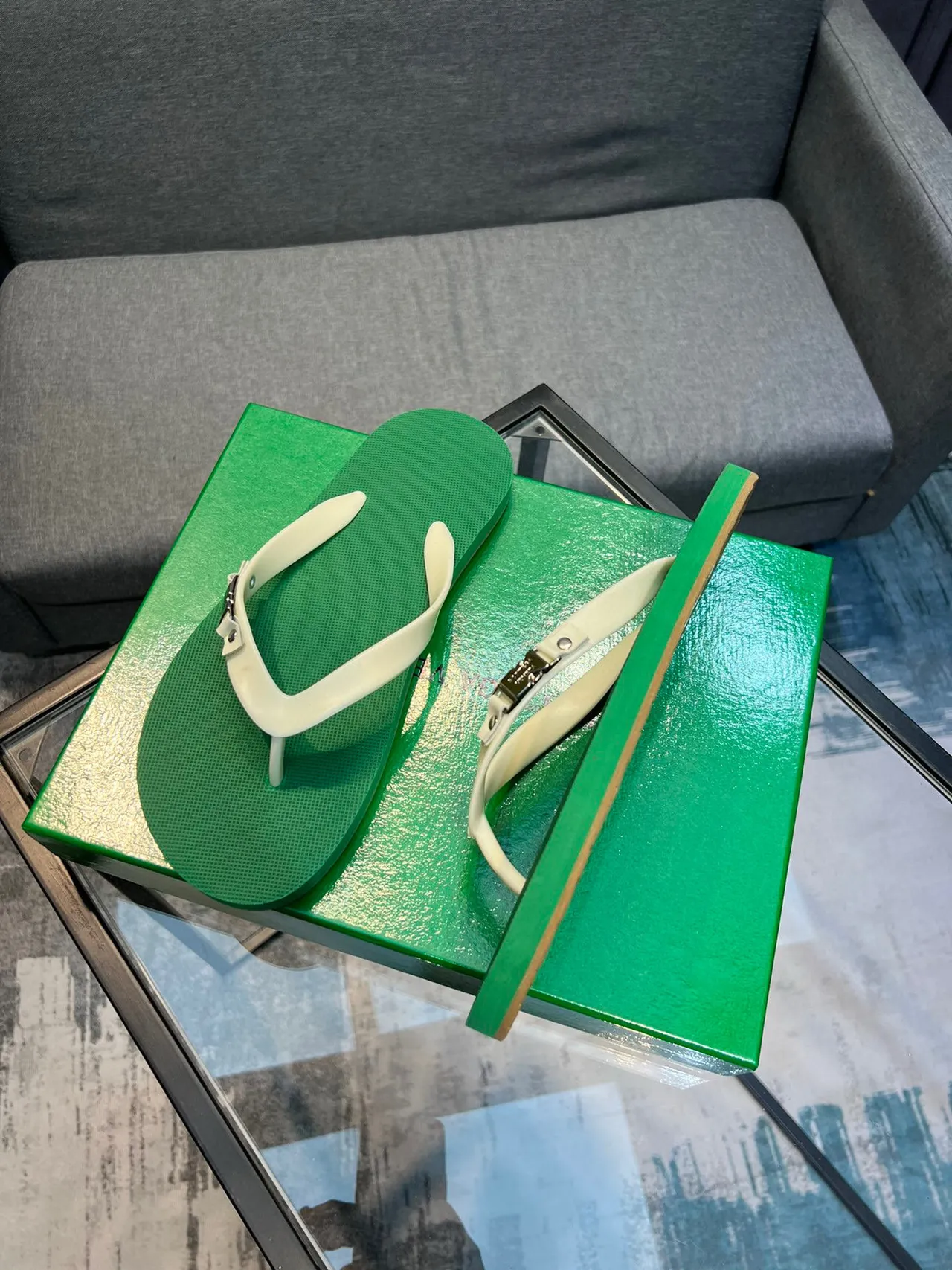 Bottega Veneta Vert Beige Sandales Minimalistes à Bride Thong 4