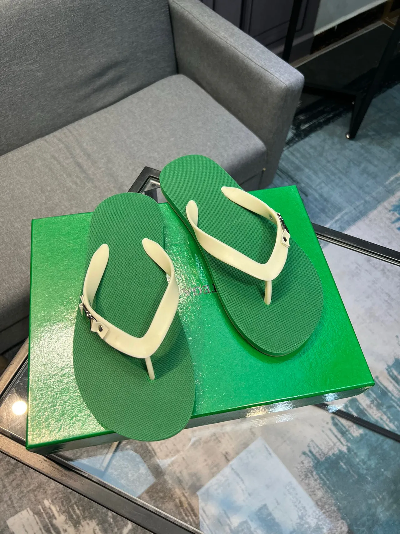 Bottega Veneta Vert Beige Sandales Minimalistes à Bride Thong 5
