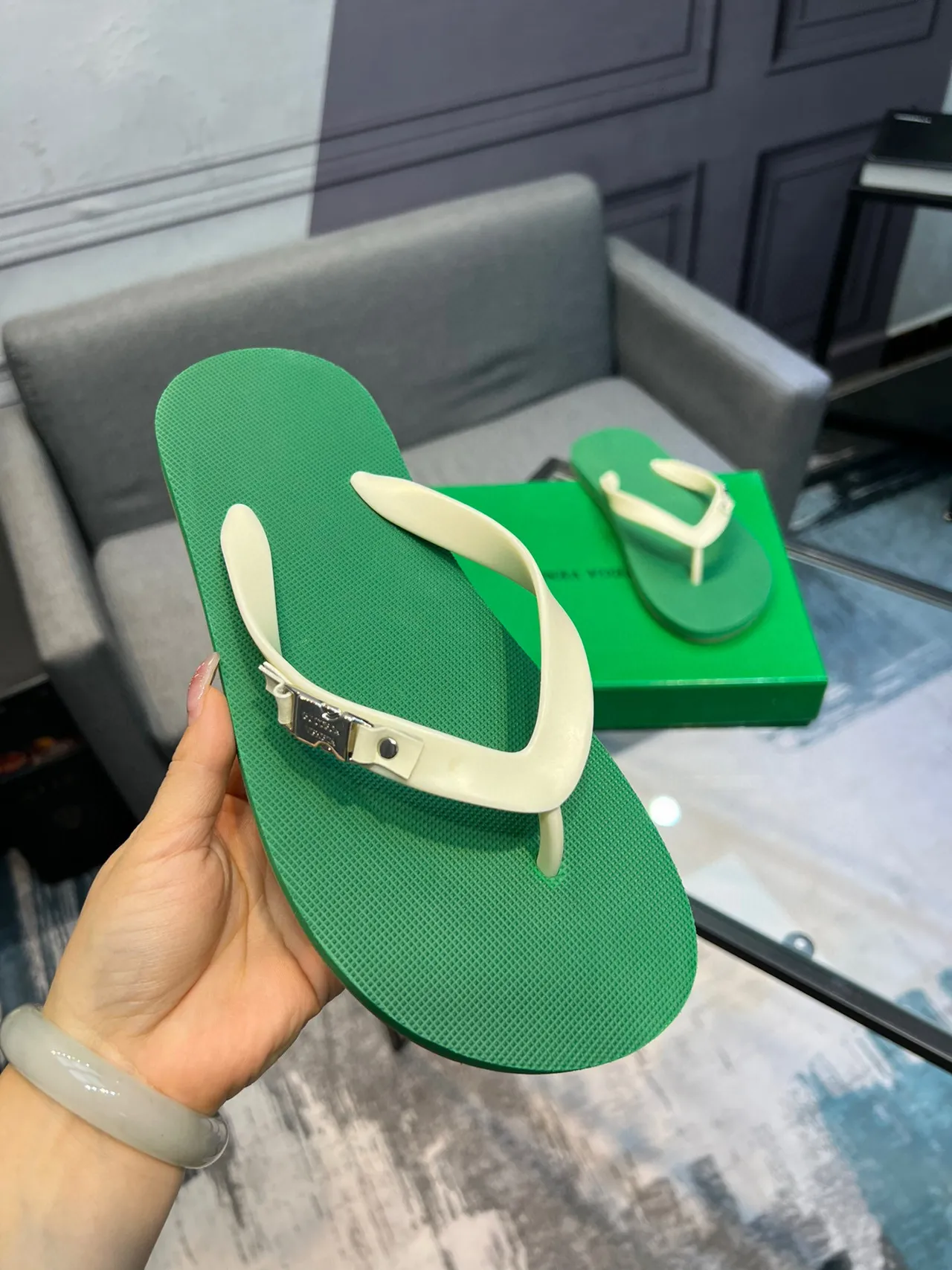 Bottega Veneta Vert Beige Sandales Minimalistes à Bride Thong 6