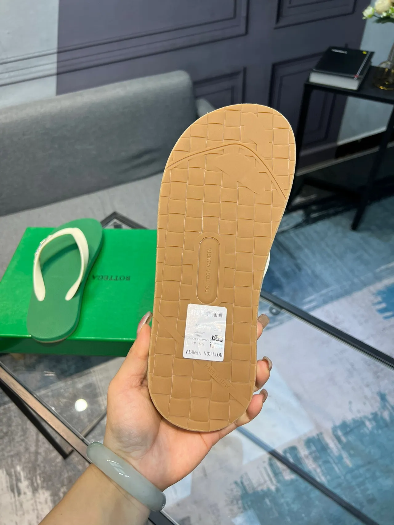 Bottega Veneta Vert Beige Sandales Minimalistes à Bride Thong 7