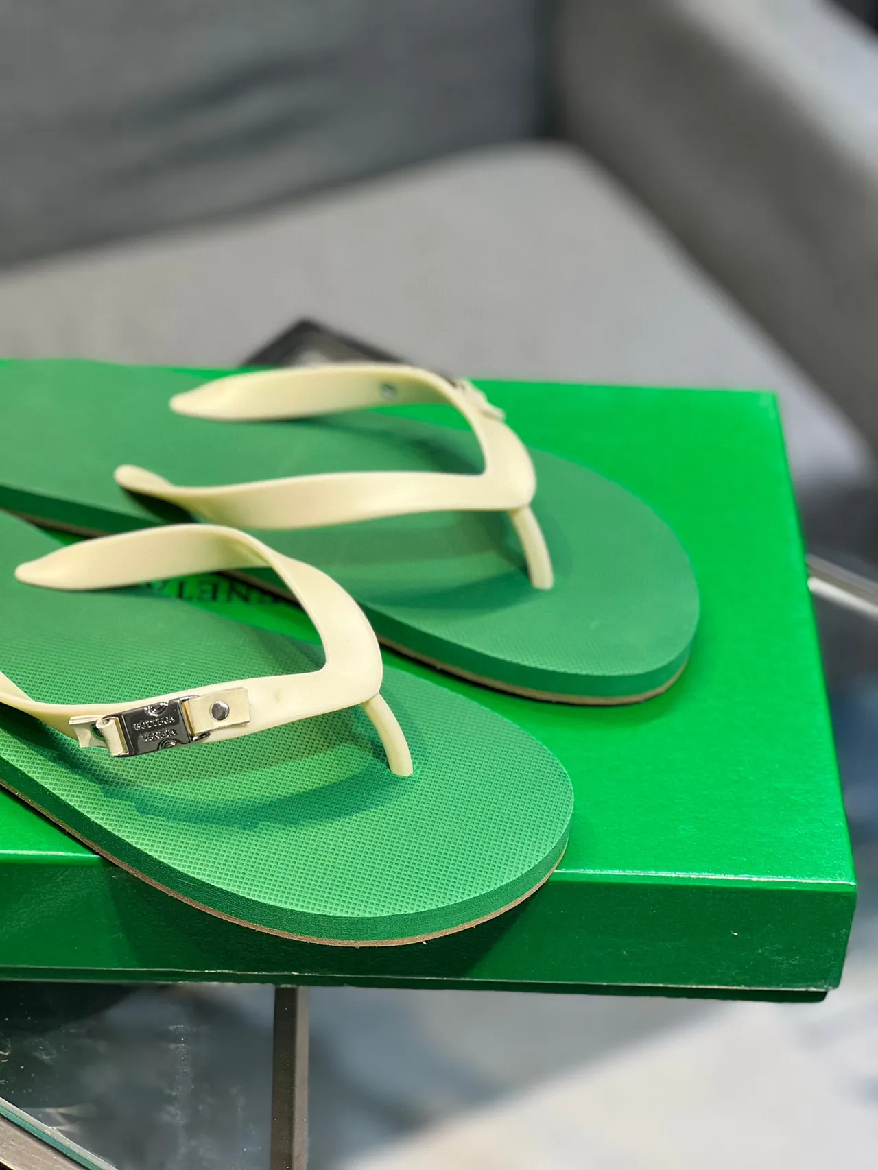 Bottega Veneta Vert Beige Sandales Minimalistes à Bride Thong 9