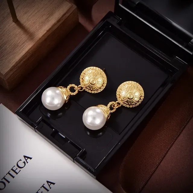 Bottega Veneta Brincos ornamentados com discos de ouro e pérolas pendentes 2
