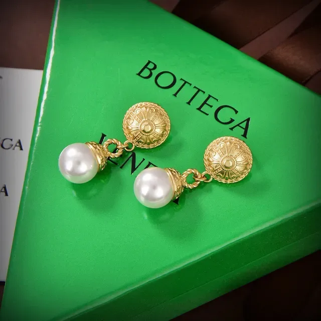 Bottega Veneta Brincos ornamentados com discos de ouro e pérolas pendentes 4