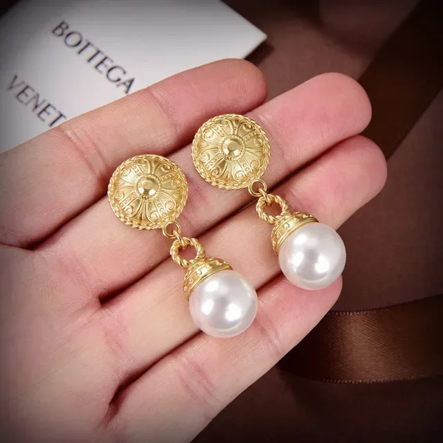 Bottega Veneta Brincos ornamentados com discos de ouro e pérolas pendentes 5