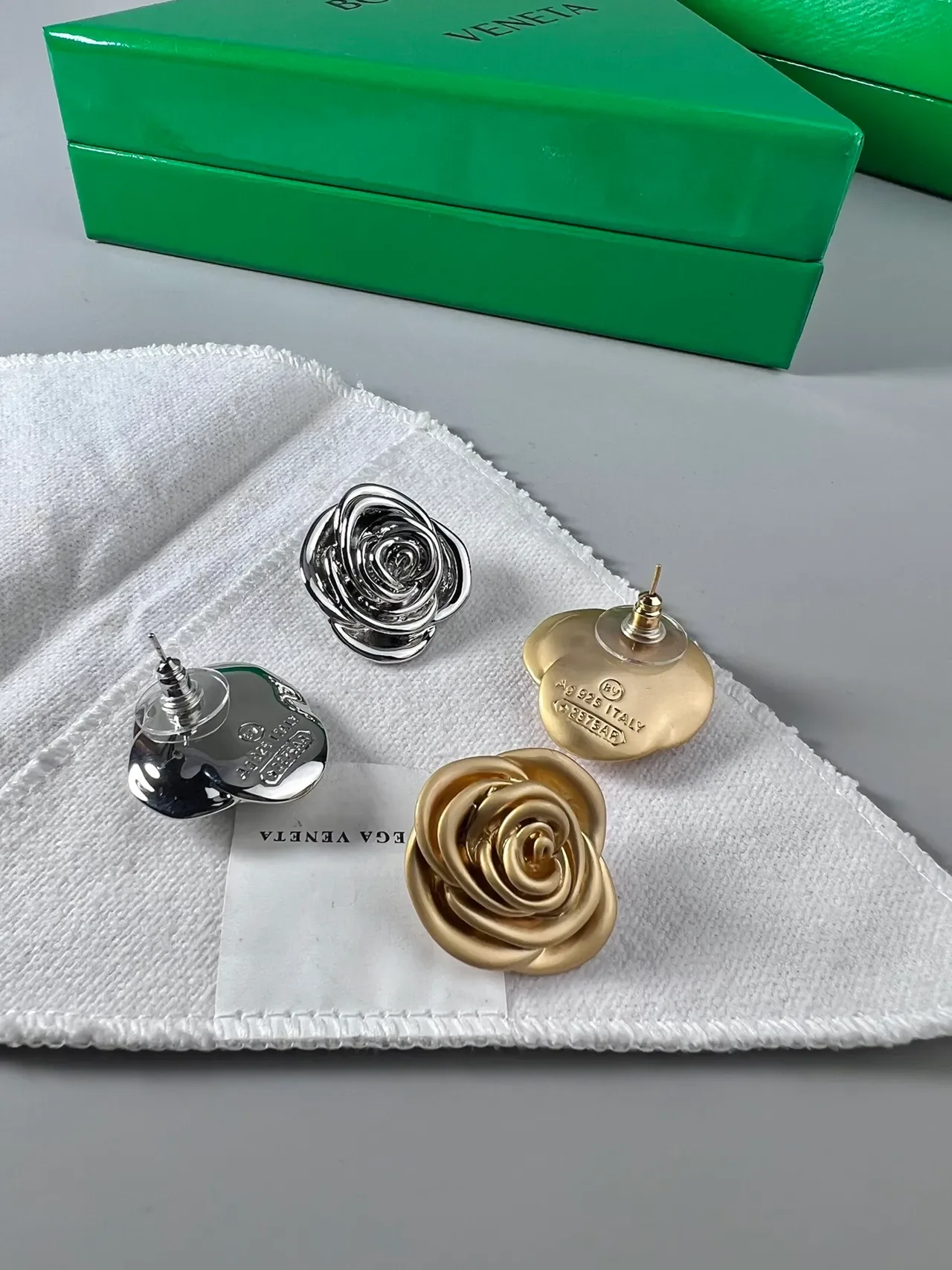 Bottega Veneta Rose نحتية فضية أقراط 2