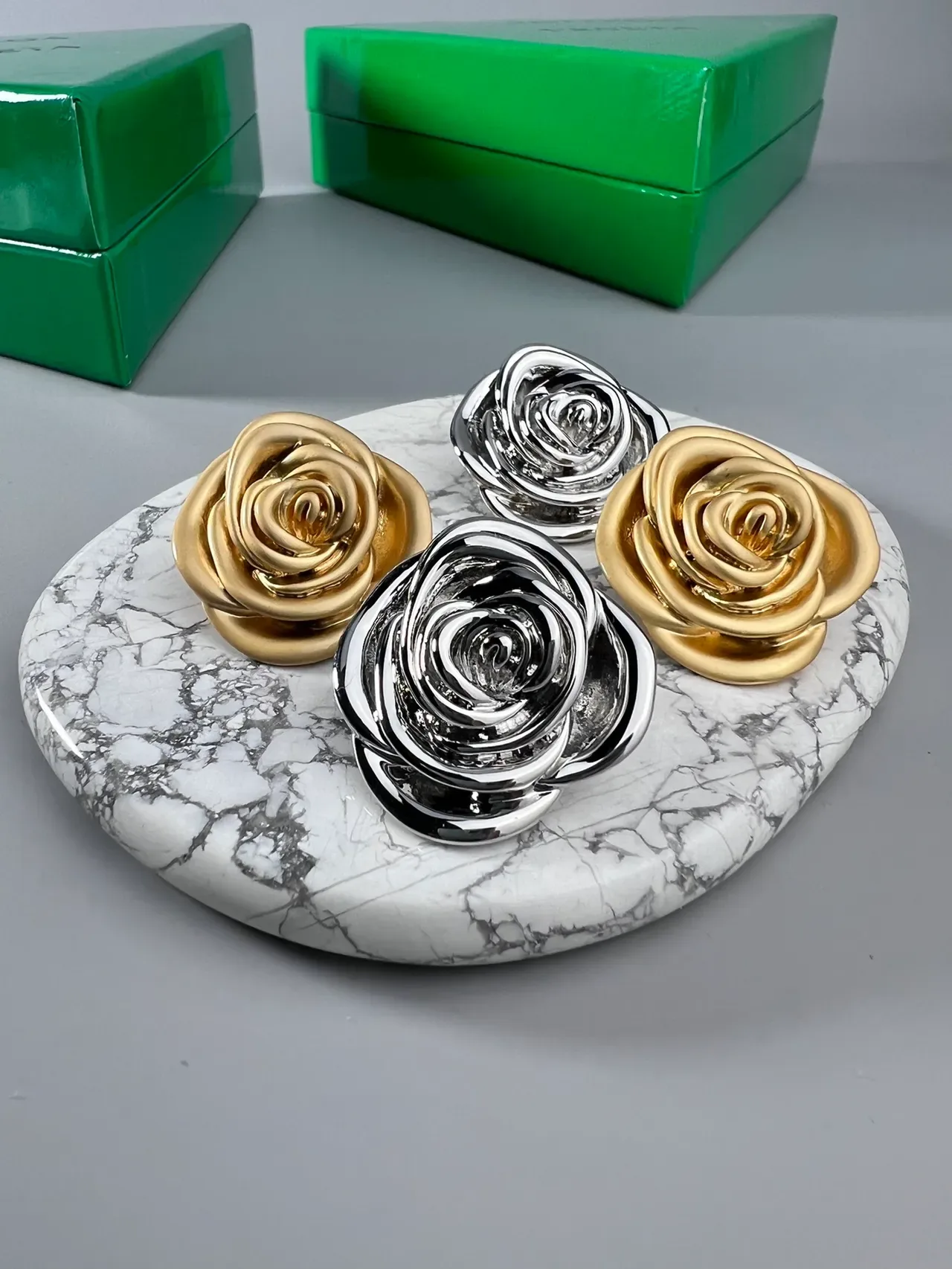 Bottega Veneta Rose نحتية فضية أقراط 3