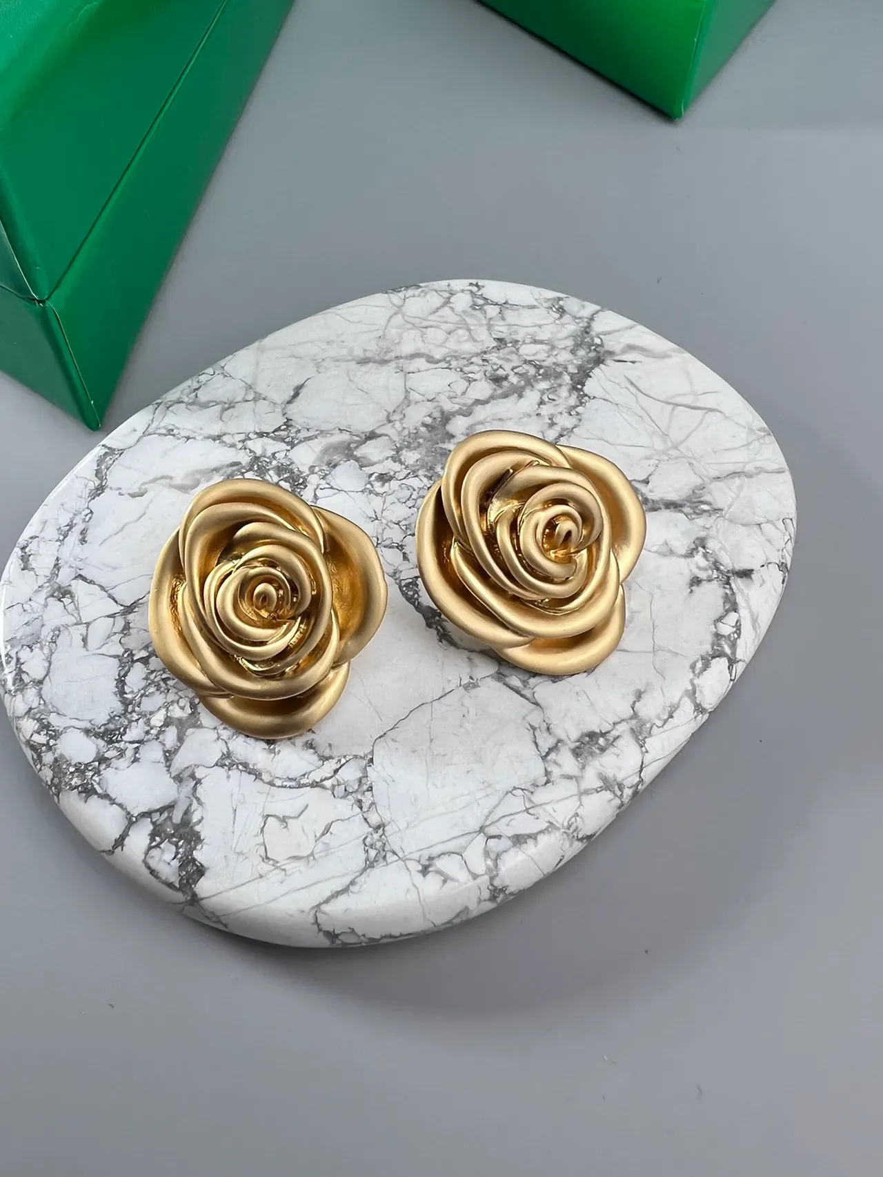 Bottega Veneta Rose نحتية فضية أقراط 7