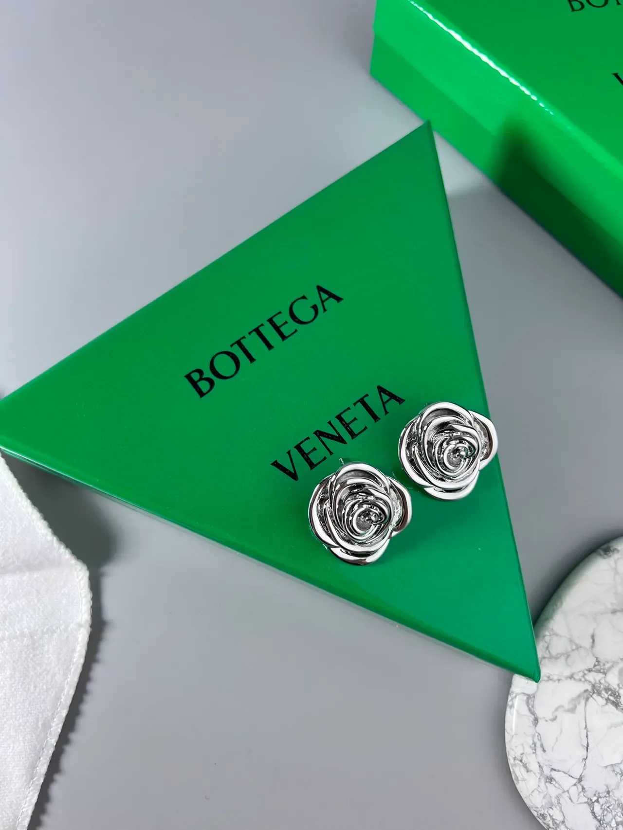 Bottega Veneta Rose نحتية فضية أقراط 8