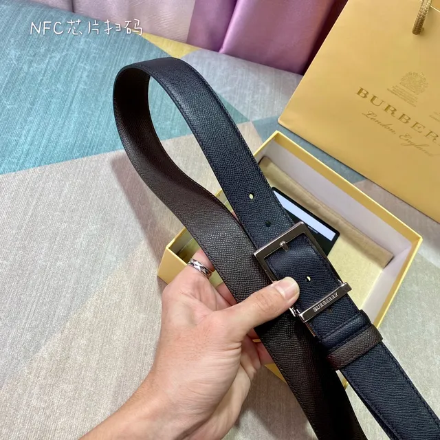 Burberry 黑色棕色纹理粒面可逆双耳扣皮带 4