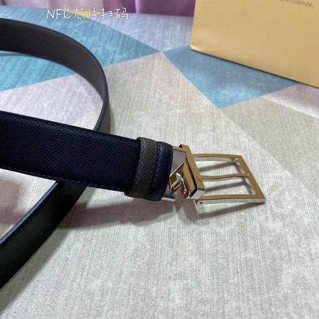 Burberry 黑色棕色纹理粒面可逆双耳扣皮带 5