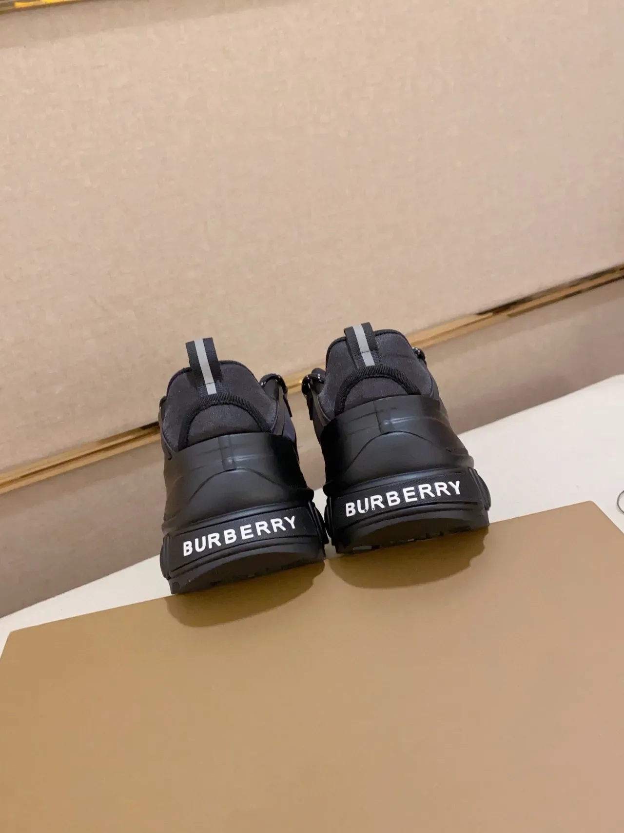 Burberry Noir et Gris Semelle Rugged Semelle supérieure en maille technique et nylon Baskets chunky 3