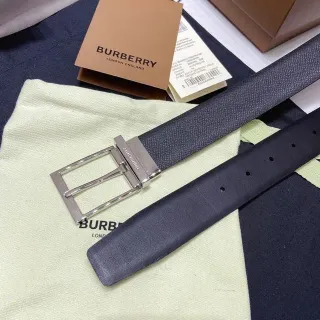 Burberry কালো সিলভার টেক্সচারড গ্রেইন উল্টানো বাকল সহ চামড়ার বেল্ট