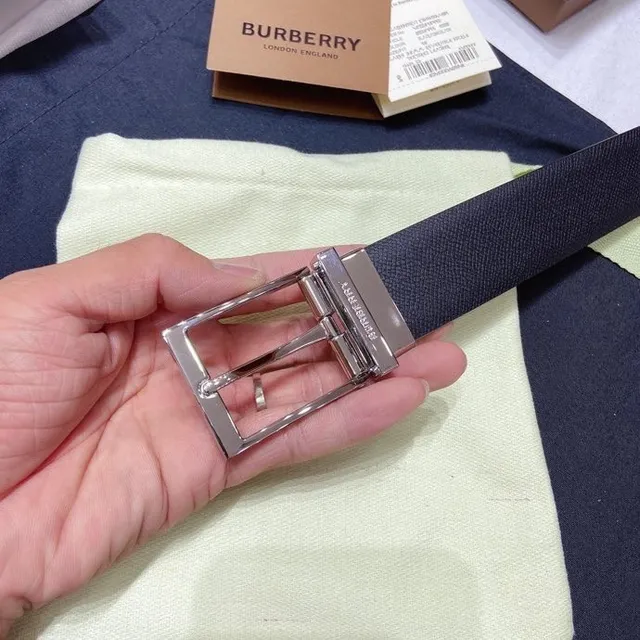 Burberry Black Silver Textured Grain Reversible Buckle Leather Belt 2