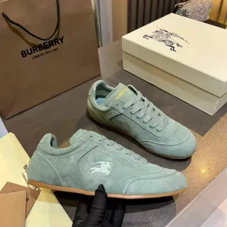 Burberry ग्रीन बीज स्यूड अपर लो-टॉप सिल्हूट लाइफस्टाइल स्नीकर