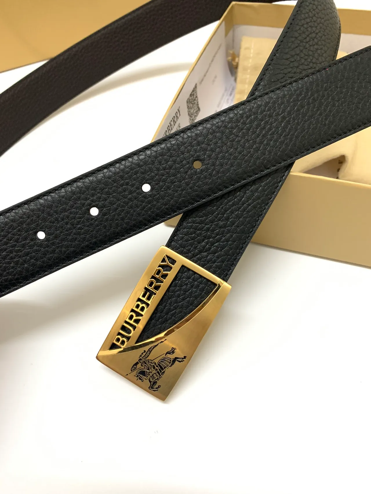 Burberry Knight কালো পেবল লেদার বেল্ট 3