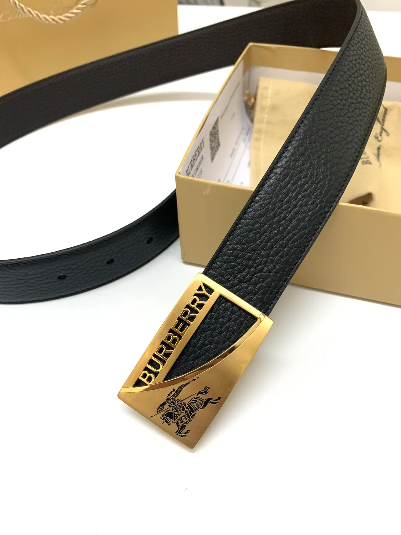 Burberry Knight কালো পেবল লেদার বেল্ট 5
