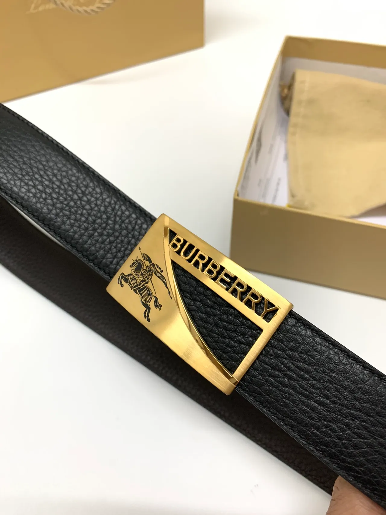Burberry Knight কালো পেবল লেদার বেল্ট 7