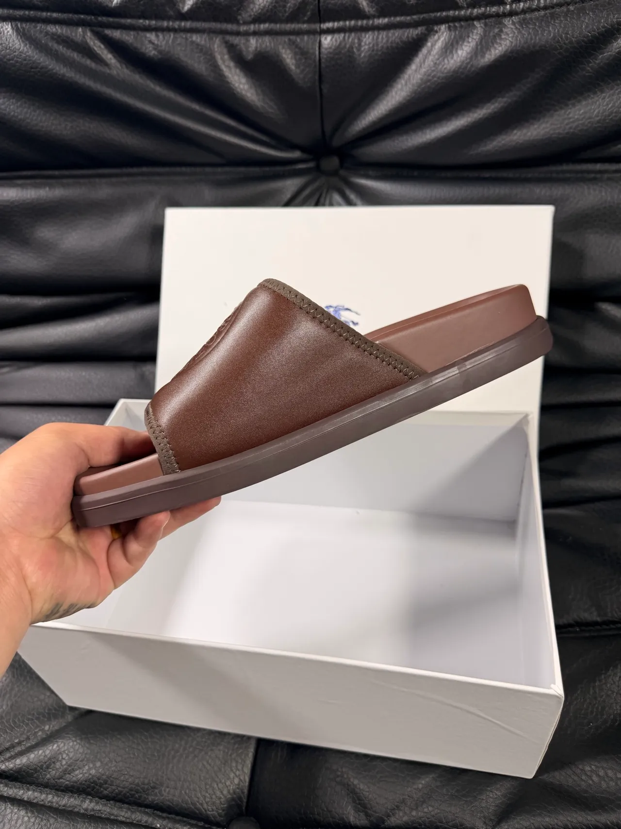 Burberry Knight Pantoufles Marron à Bordure de Cuir Glissantes 3