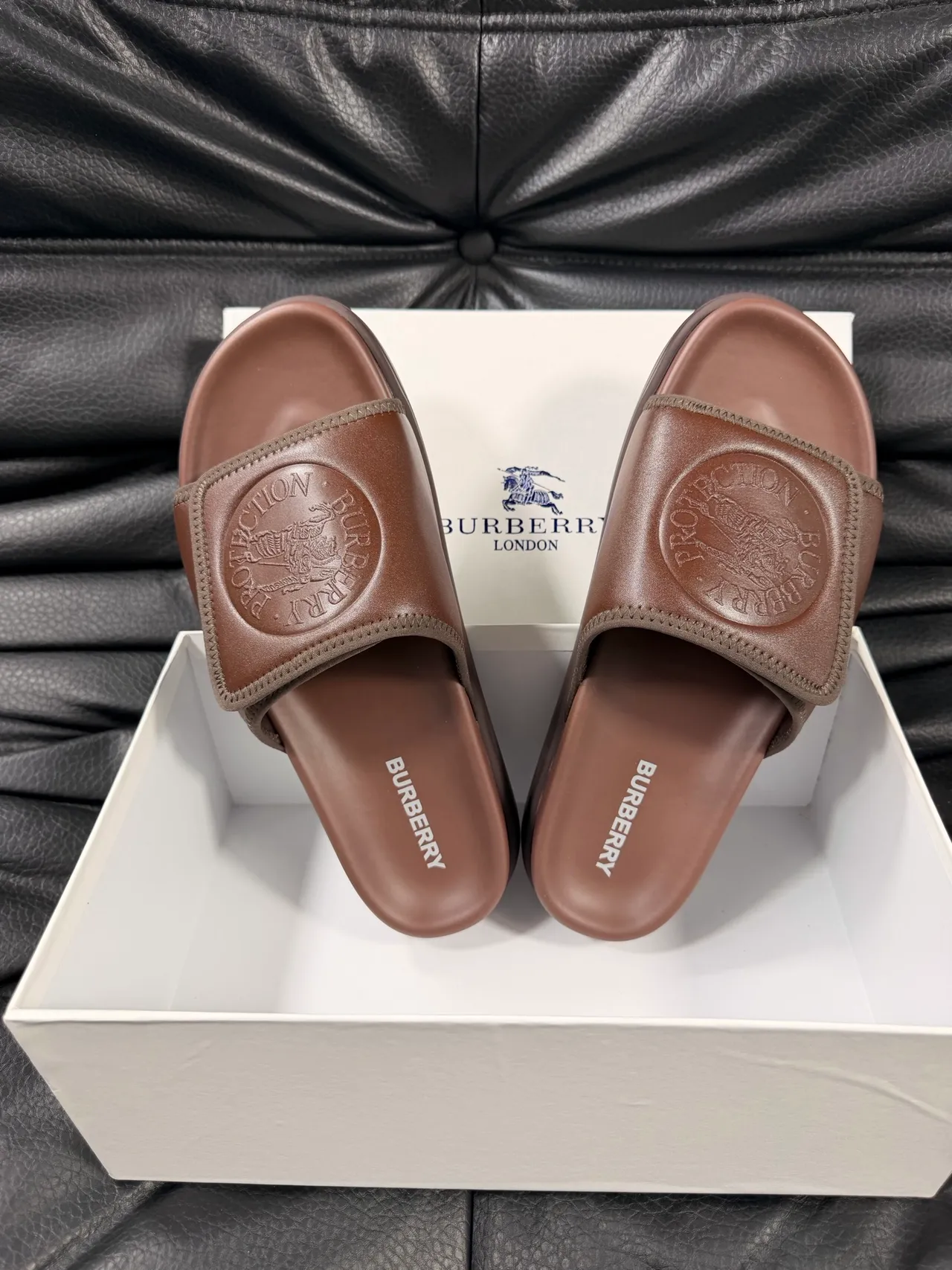 Burberry Knight Pantoufles Marron à Bordure de Cuir Glissantes 4