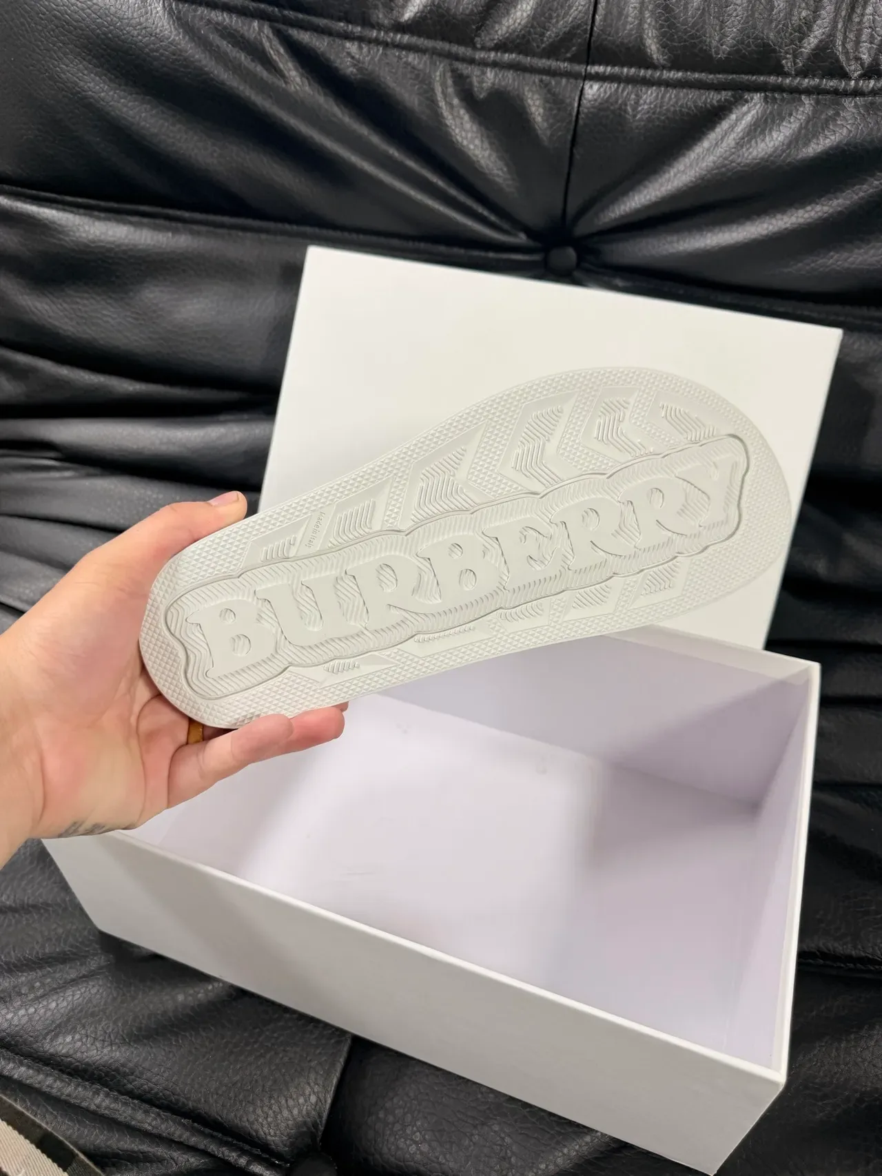 Burberry Knight Check نعال مع حزام 2