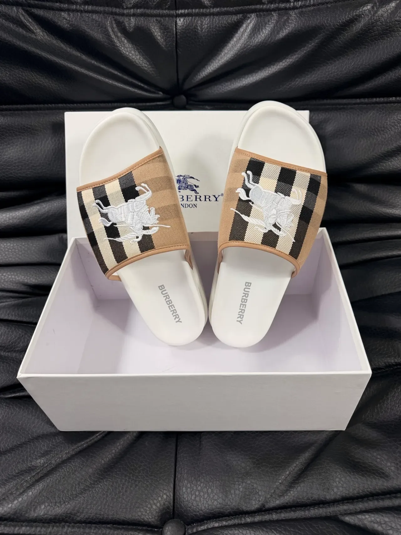 Burberry Knight Check نعال مع حزام 3