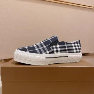 Burberry Knight Navy এবং White House Check স্লিপ-অন লাইফস্টাইল স্নিকার