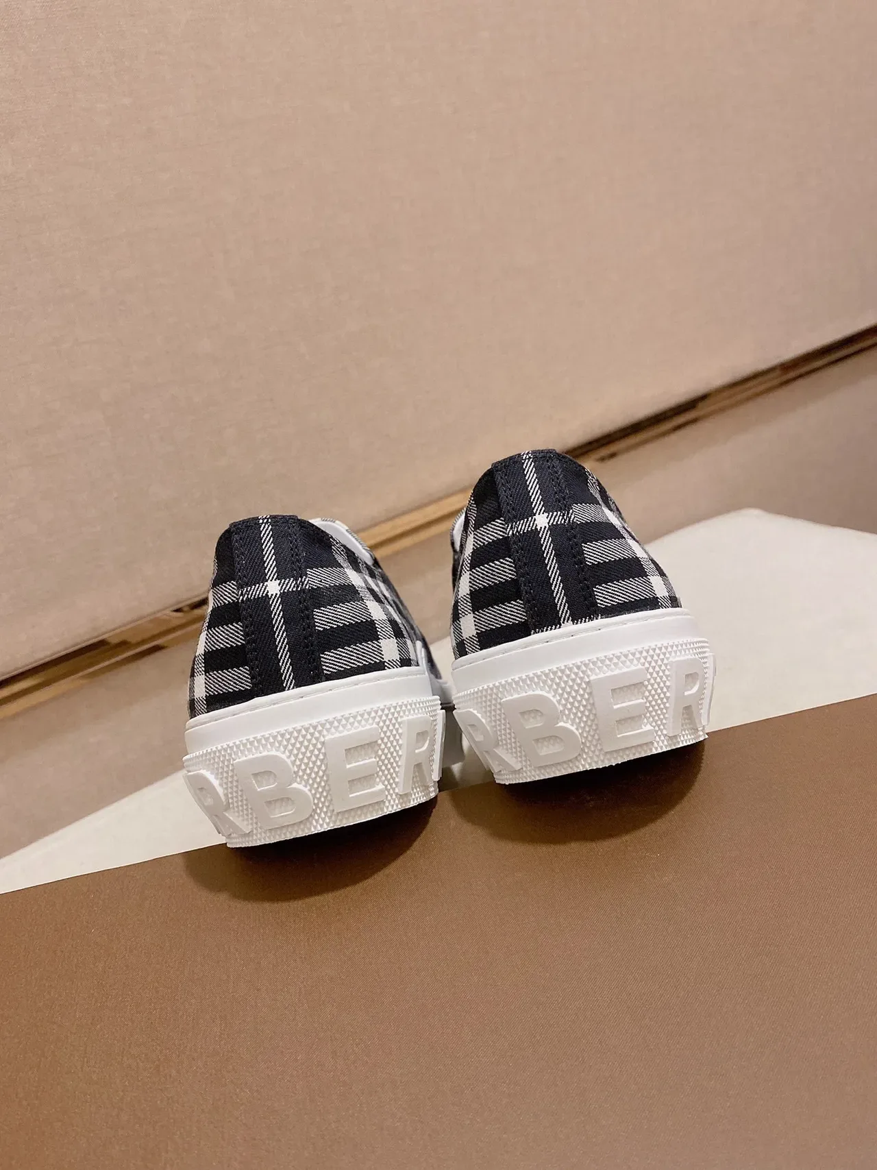 Burberry Knight Navy et Maison Blanche Check slip-on lifestyle sneakers 3
