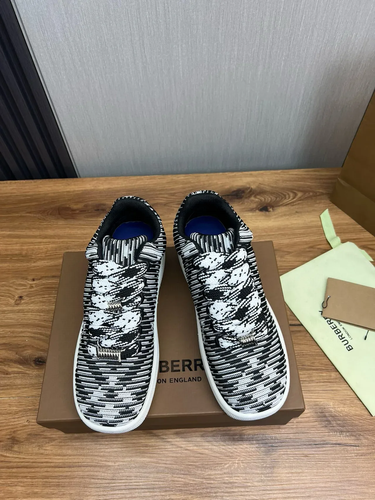Burberry malha listrado preto branco sneakers de estilo de vida 2
