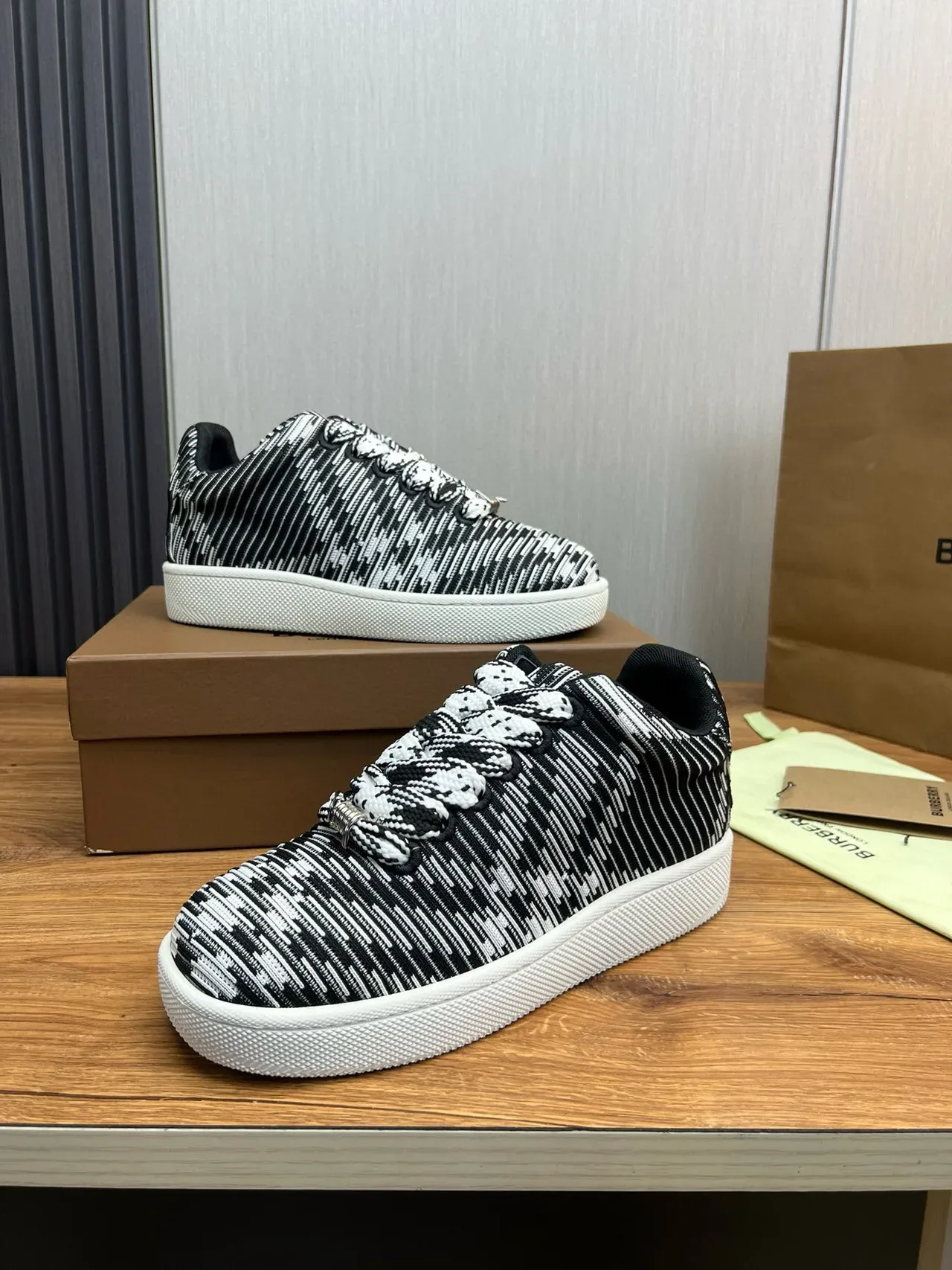 Burberry malha listrado preto branco sneakers de estilo de vida 3