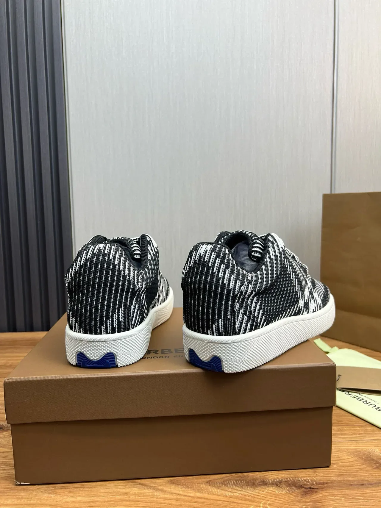 Burberry malha listrado preto branco sneakers de estilo de vida 4