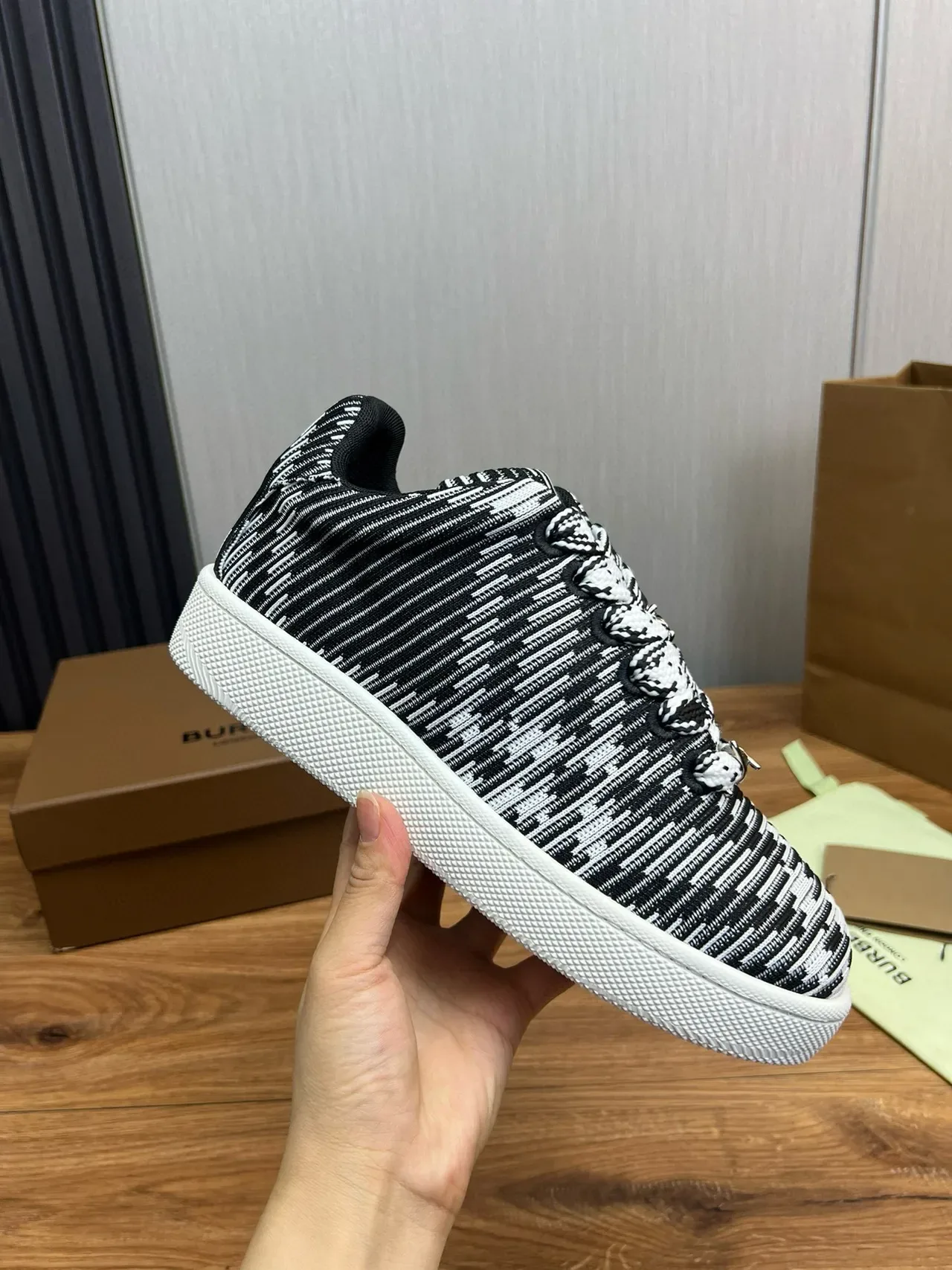 Burberry malha listrado preto branco sneakers de estilo de vida 6