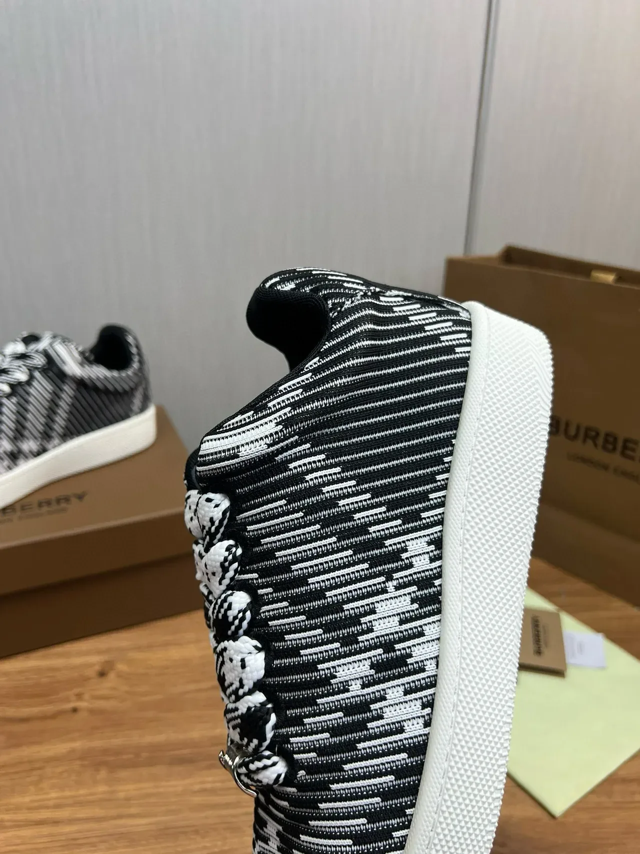 Burberry malha listrado preto branco sneakers de estilo de vida 7