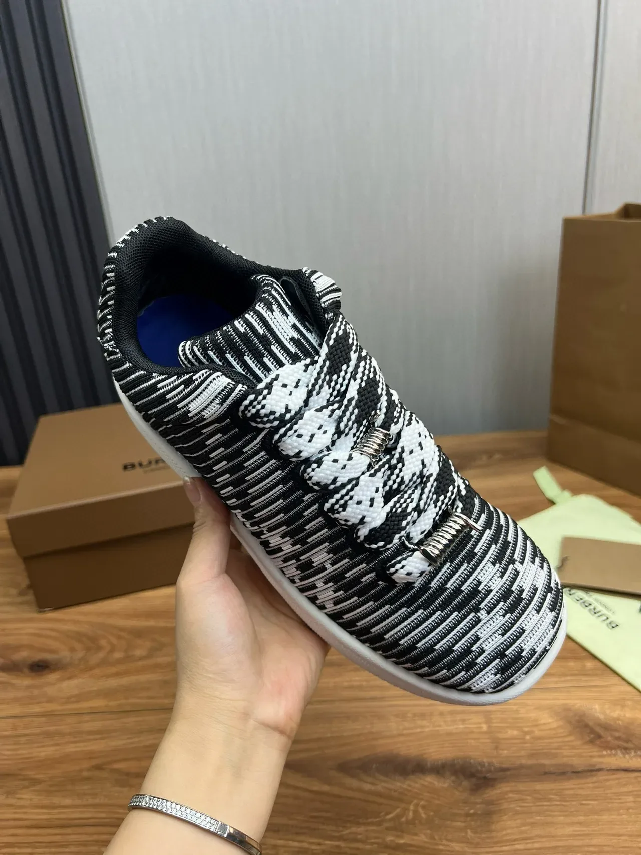 Burberry malha listrado preto branco sneakers de estilo de vida 8
