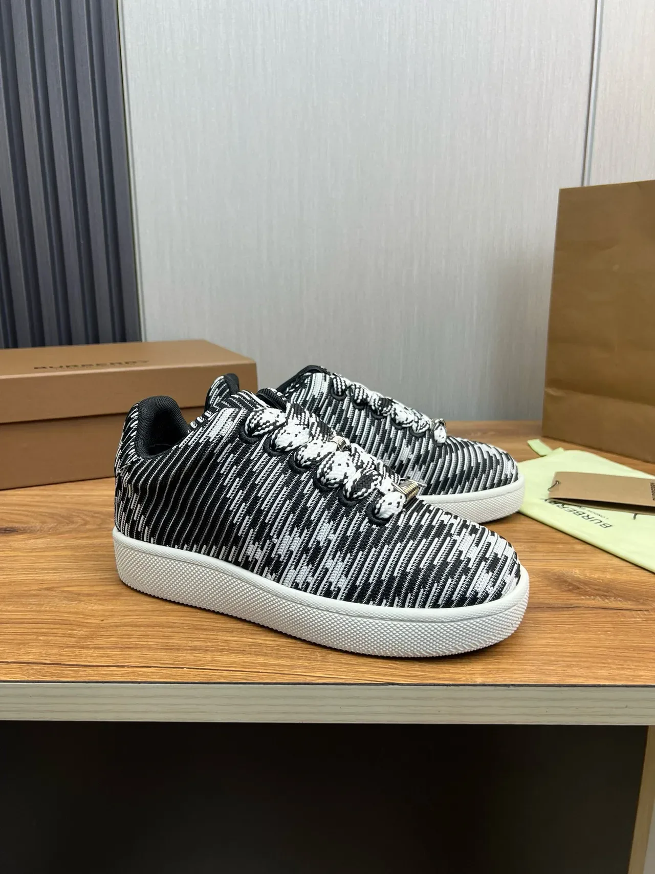 Burberry malha listrado preto branco sneakers de estilo de vida 9