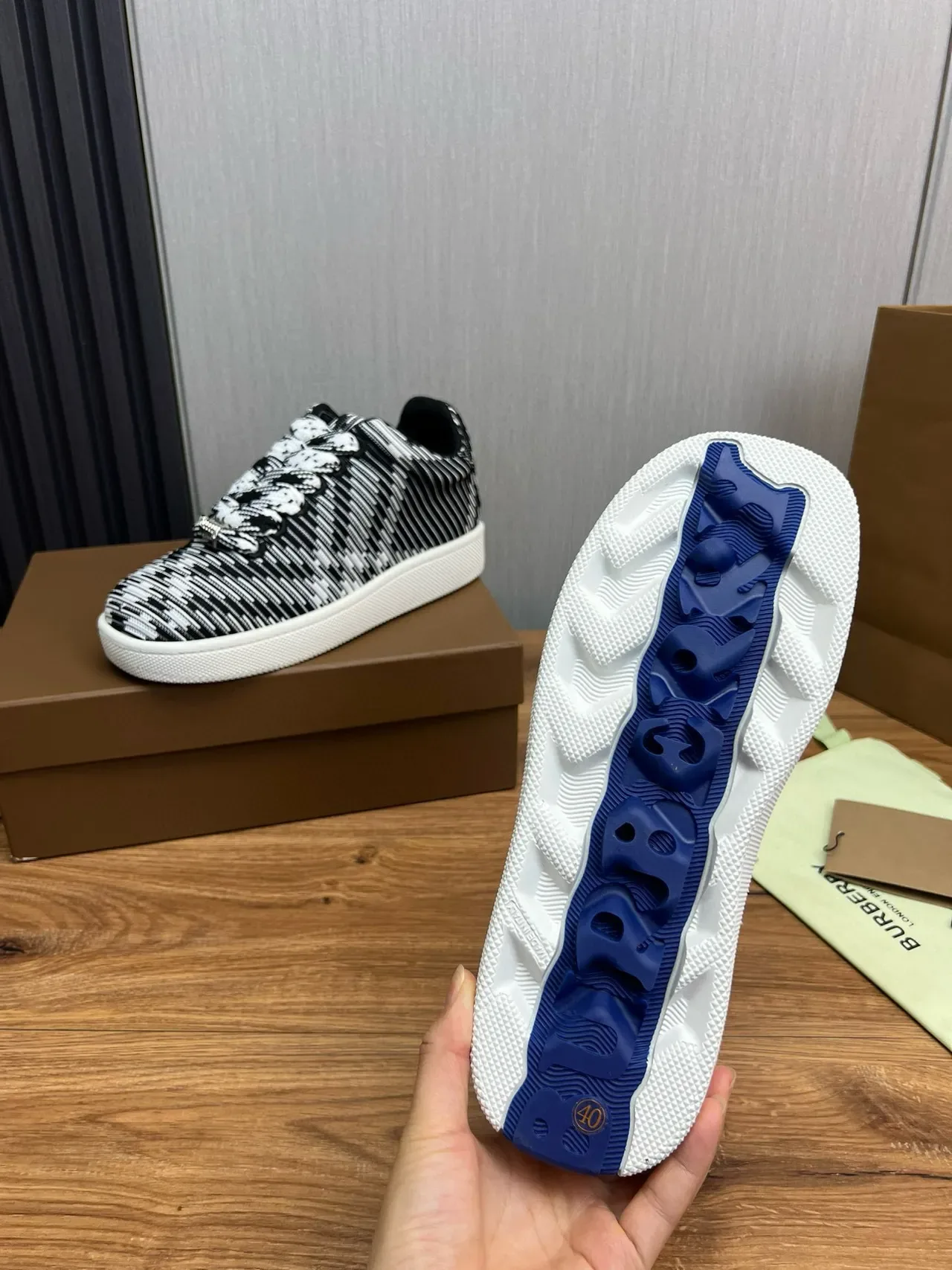 Burberry malha listrado preto branco sneakers de estilo de vida 10