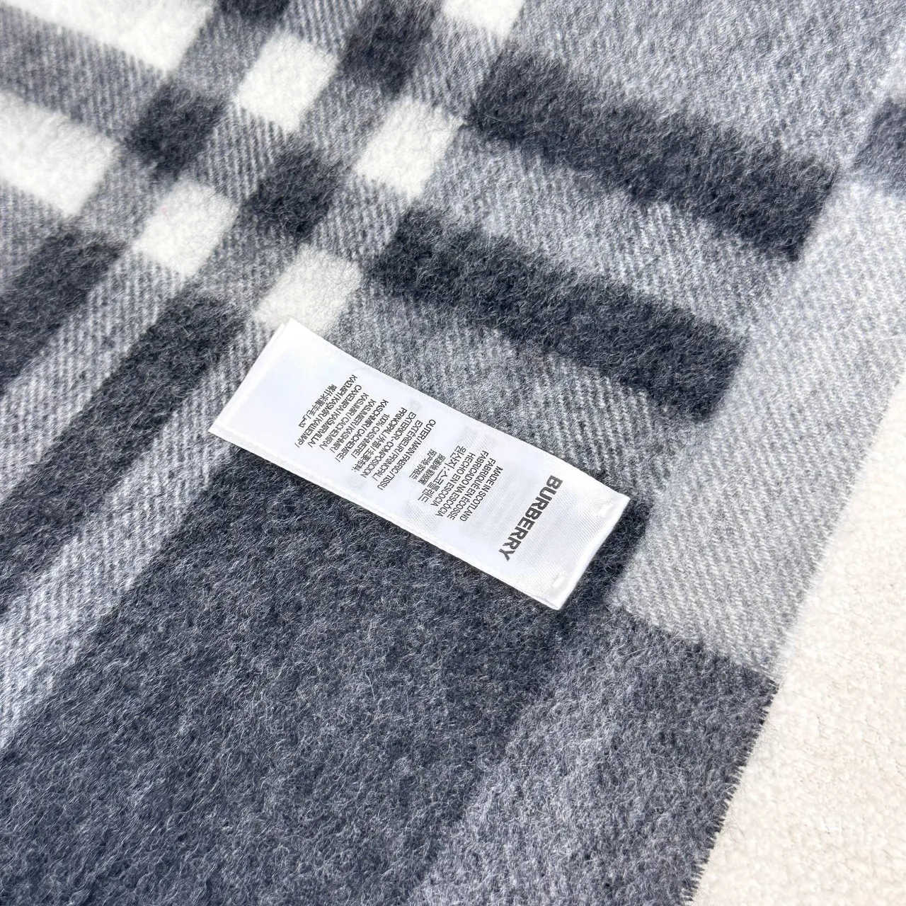 Burberry Nova Check Black White Gray Cashmere Écharpe 2