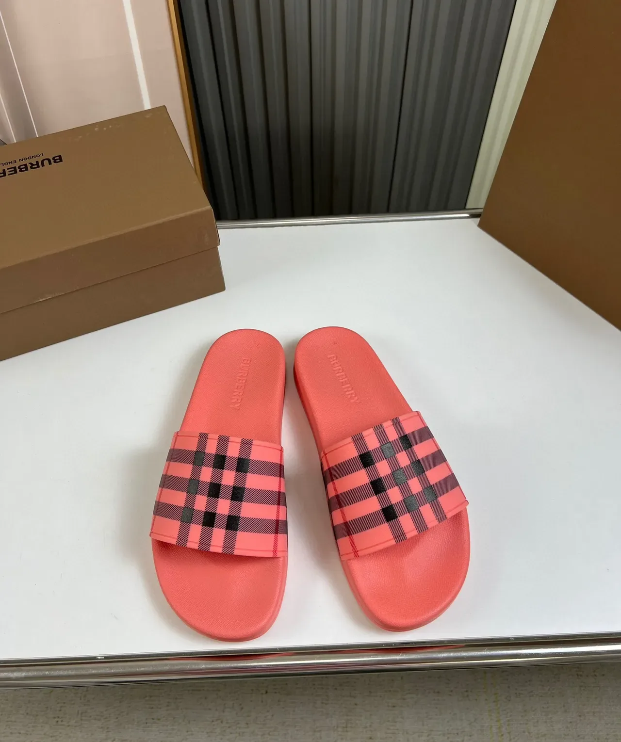 Burberry Chaussons Rose Noir Semelle Caoutchouc Moldée Large Sangle Imprimée Carreaux 2