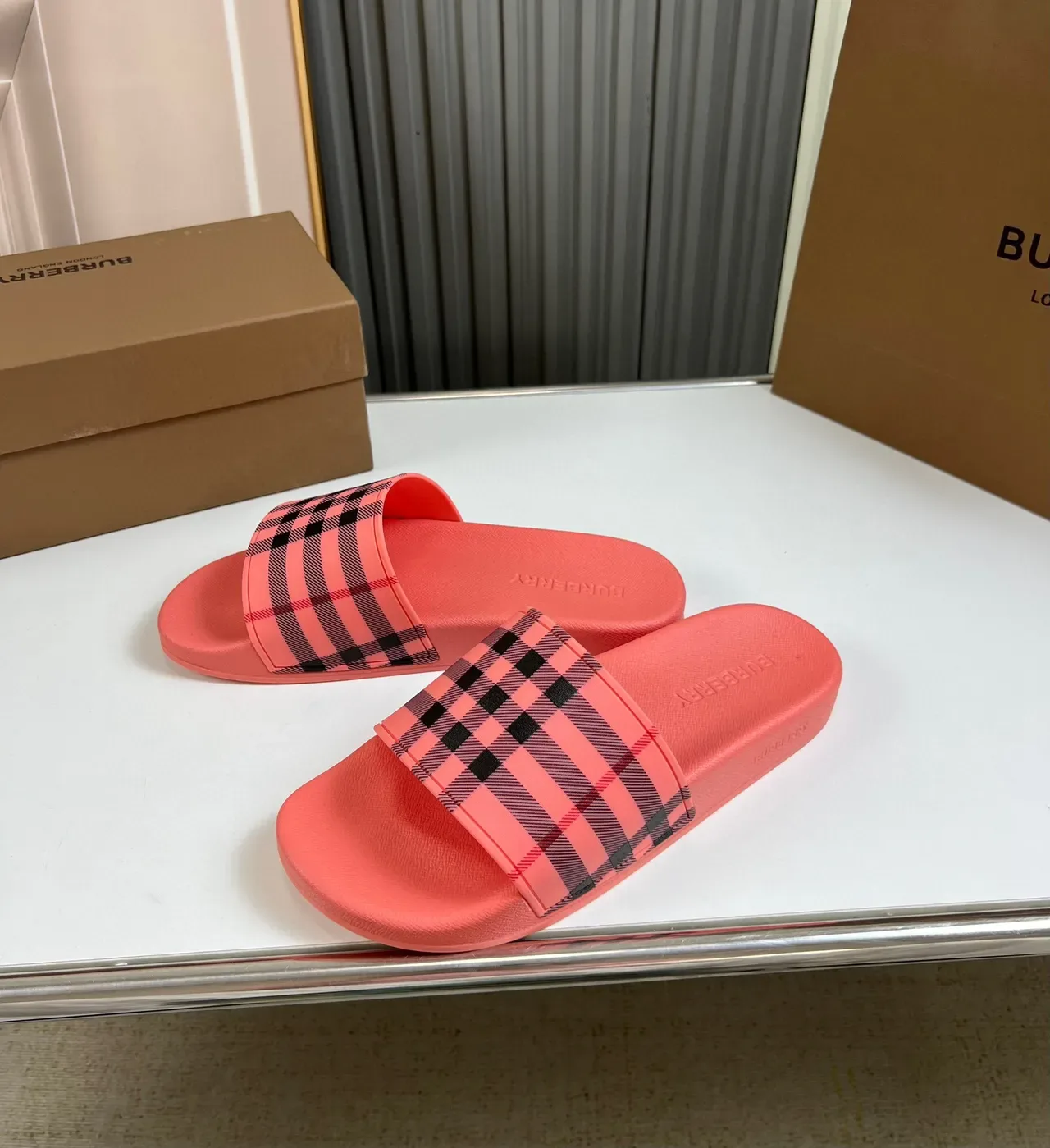 Burberry Chaussons Rose Noir Semelle Caoutchouc Moldée Large Sangle Imprimée Carreaux 3