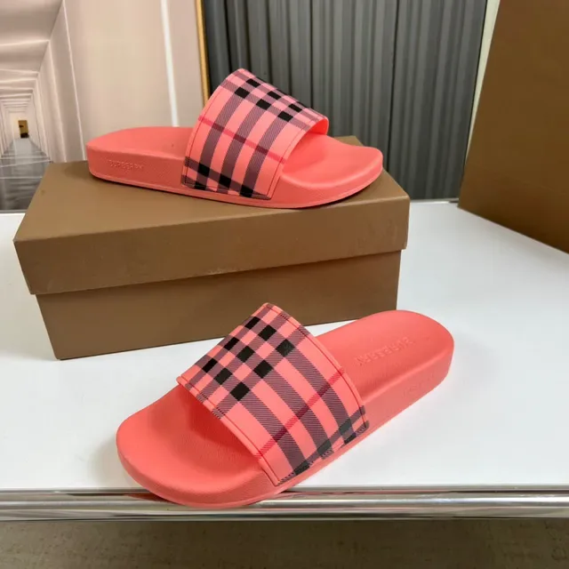 Burberry Chaussons Rose Noir Semelle Caoutchouc Moldée Large Sangle Imprimée Carreaux 4
