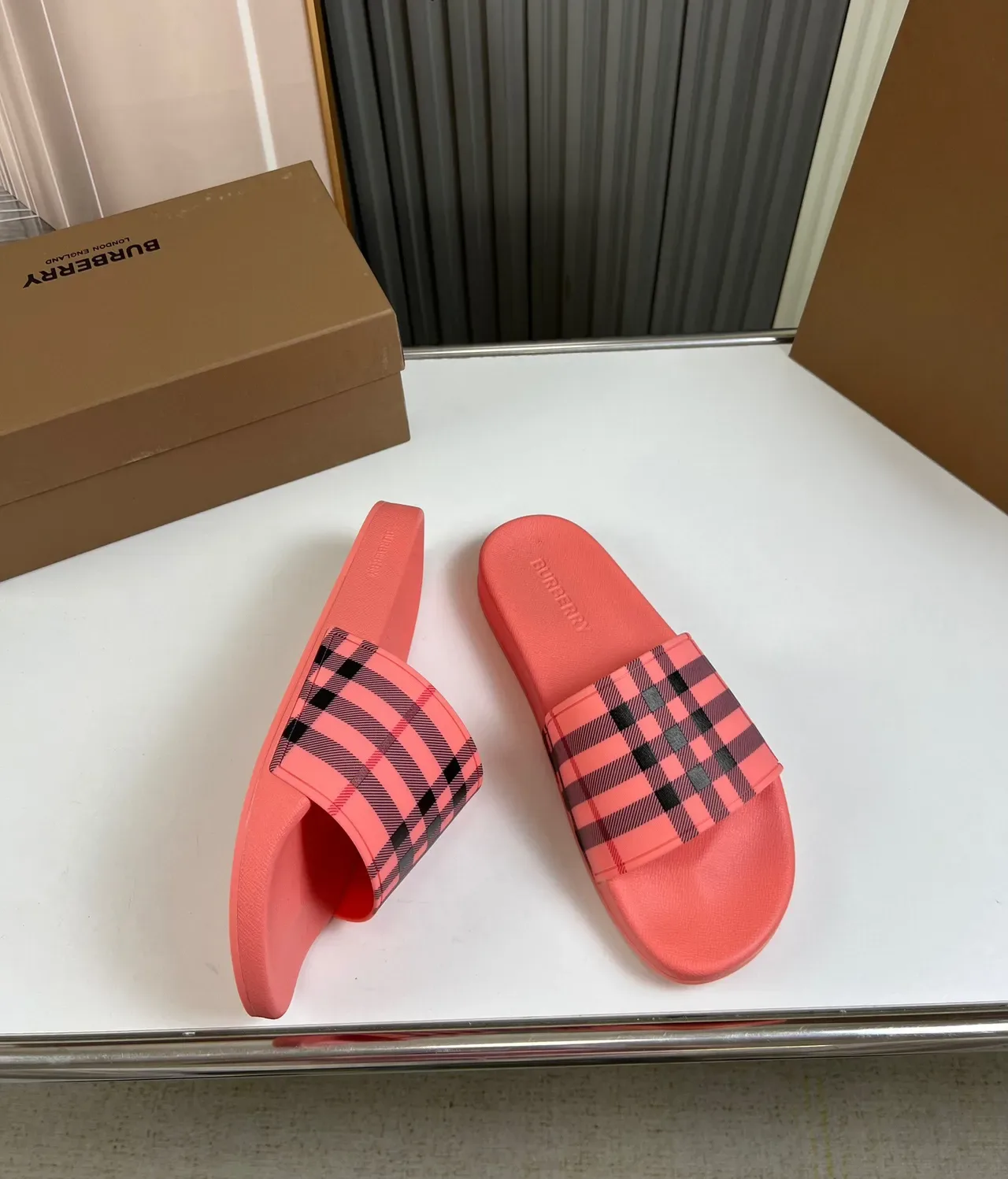 Burberry Chaussons Rose Noir Semelle Caoutchouc Moldée Large Sangle Imprimée Carreaux 6