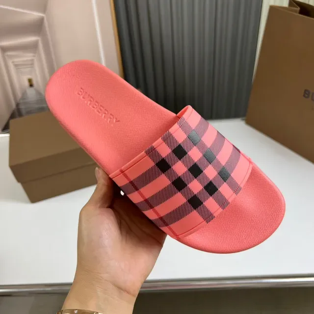 Burberry Chaussons Rose Noir Semelle Caoutchouc Moldée Large Sangle Imprimée Carreaux 7