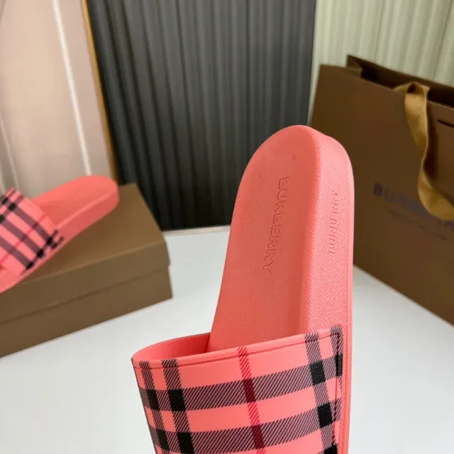 Burberry Chaussons Rose Noir Semelle Caoutchouc Moldée Large Sangle Imprimée Carreaux 8