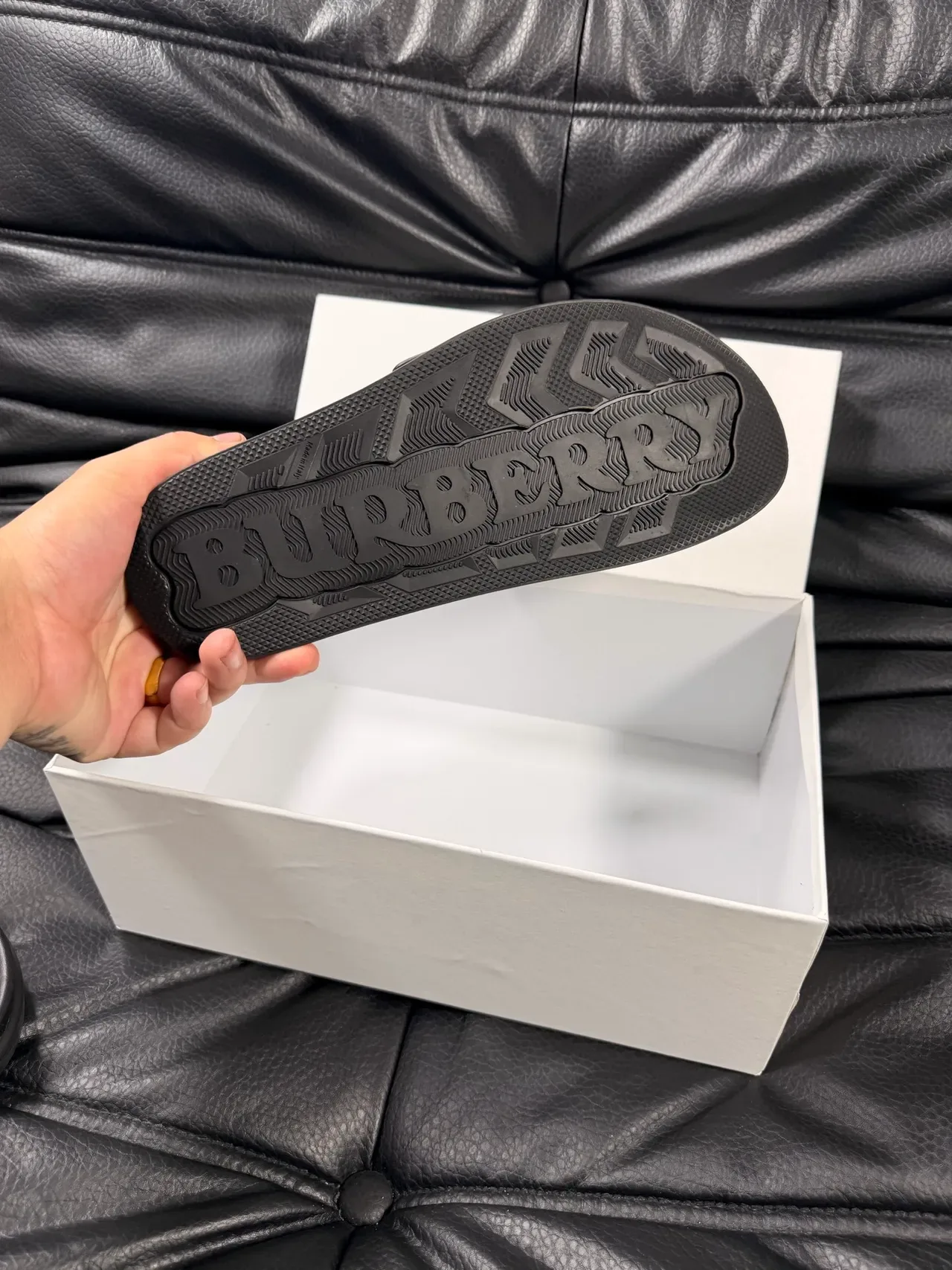 Burberry Slide Preto Dourado Alça Couro Placa Monograma Chinelos 2
