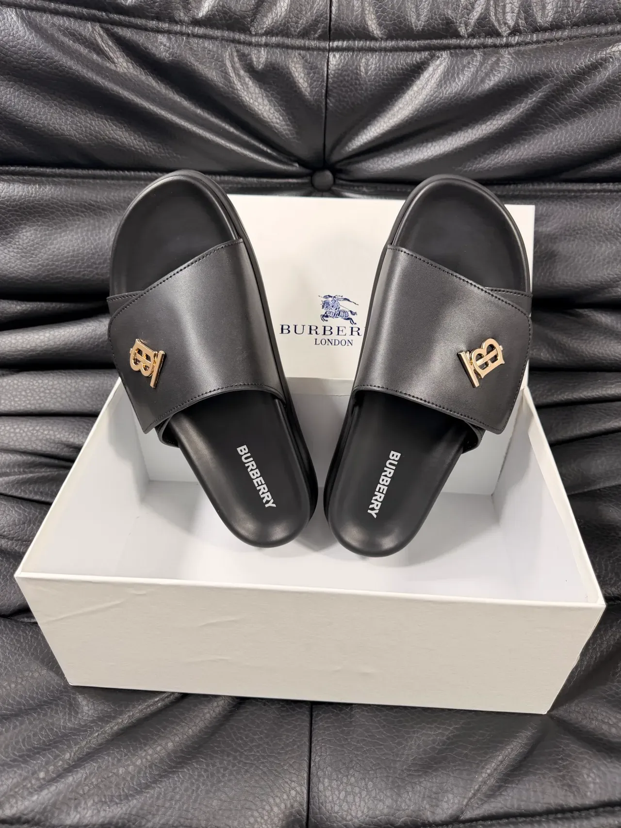 Burberry Slide Preto Dourado Alça Couro Placa Monograma Chinelos 3