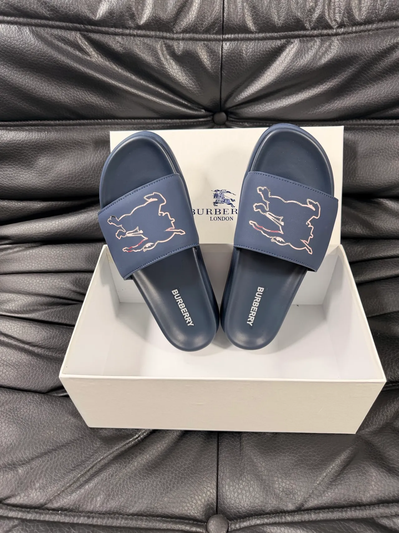 Burberry স্লাইড নীল নেভি সোনা রাবারাইজড সিলওয়া ভালুক মোটিফ স্লিপার 4
