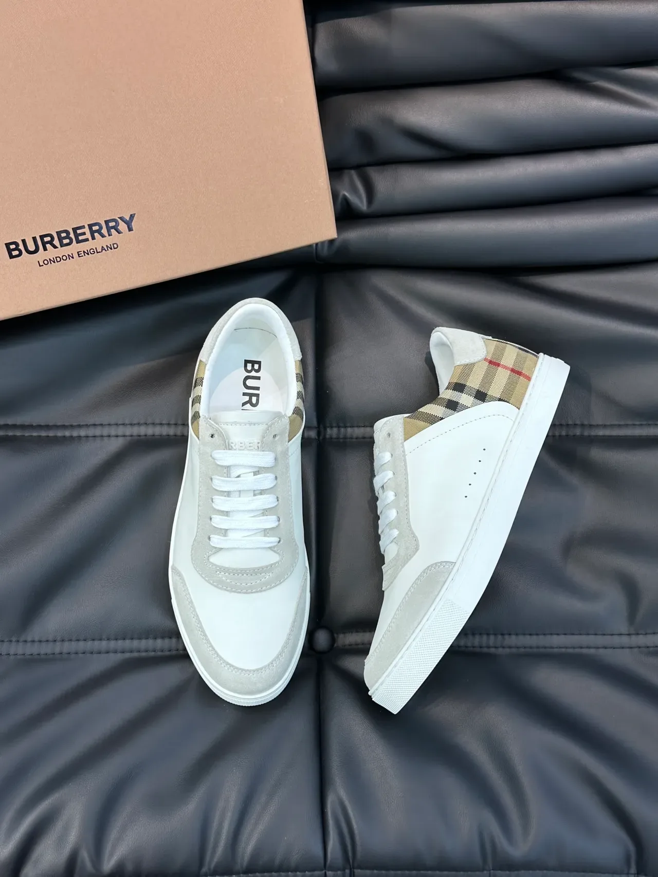 Burberry Blanc Beige Baskets Lifestyle Híbrides Cuir-Suede Basses 4