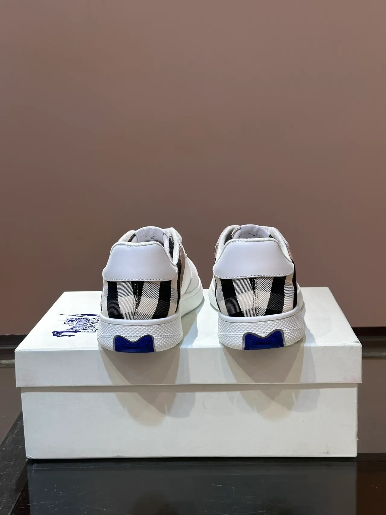 Burberry Blanc Beige Low-Top Sneakers Lifestyle en Matériau Mixte 3