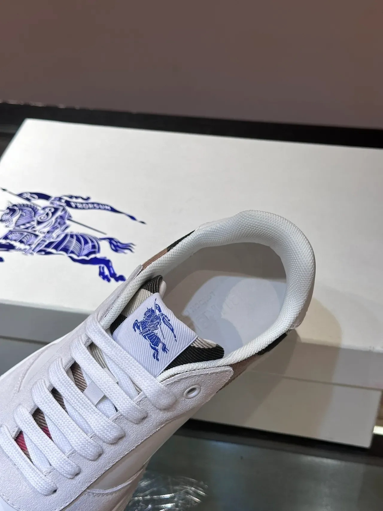 Burberry Blanc Beige Low-Top Sneakers Lifestyle en Matériau Mixte 4