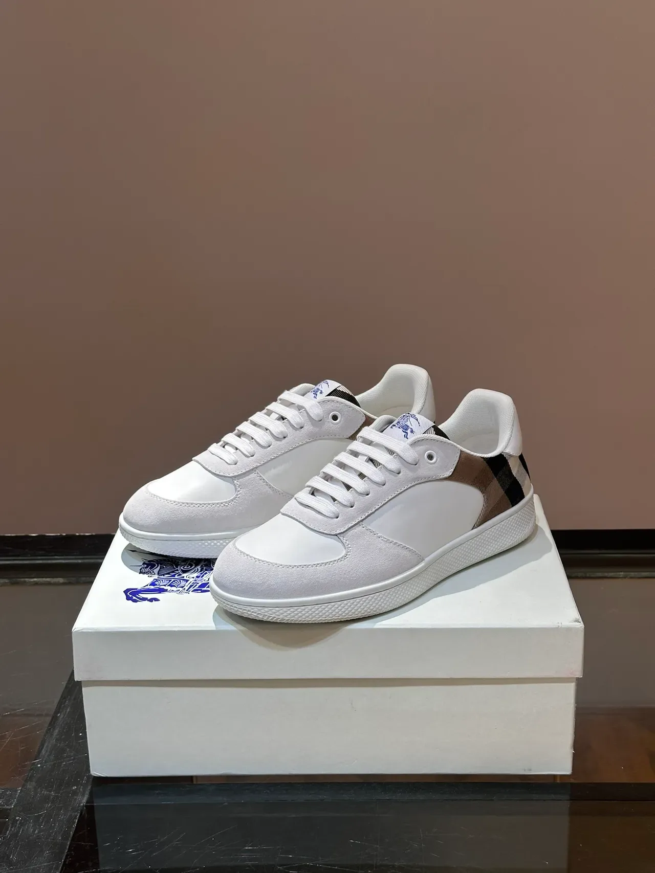 Burberry Blanc Beige Low-Top Sneakers Lifestyle en Matériau Mixte 5